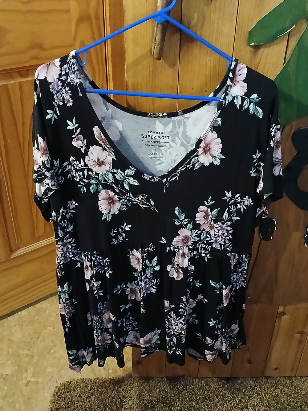 torrid Black Floral V-Neck Peplum Top - Picture 3 of 4